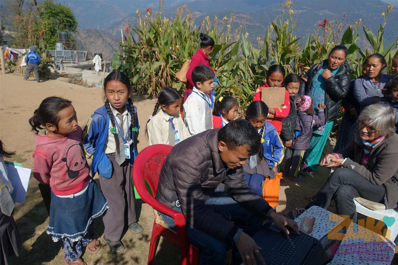 Schüler zahlen auf ihr Ausbildungskonto ein