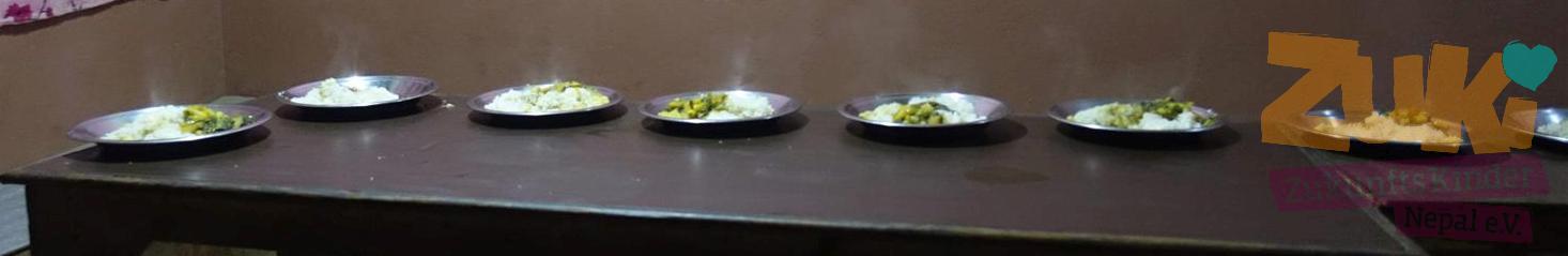 Vor der Raubtierfütterung in der Kantine