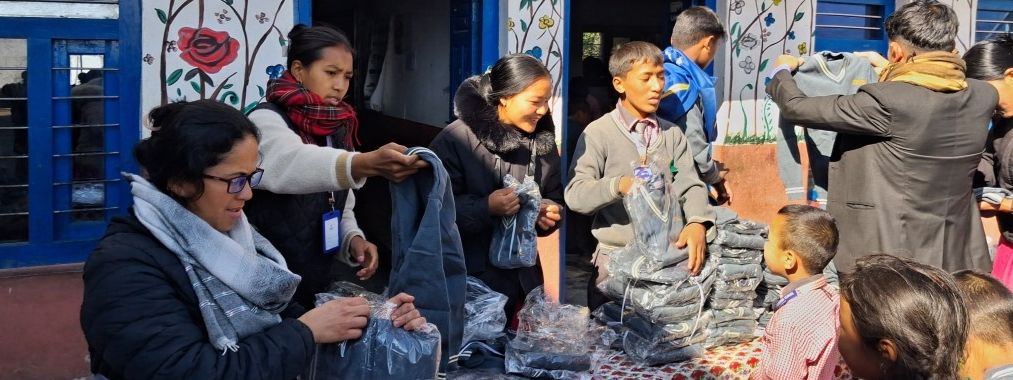 Verteilung von Pulllovern und Mützen