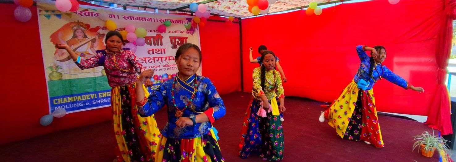 Tanzvorführung zur Saraswati Puja