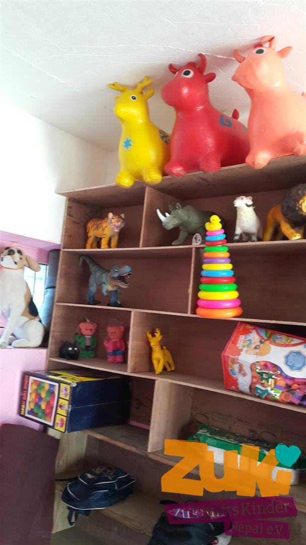 20180507 Spielsachen Regal